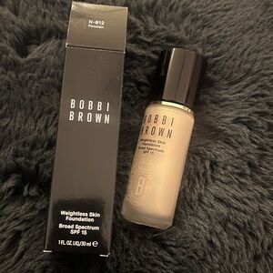Bobbi Brown Weightless Skin Oil-Controlling Foundation SPF 15 N-012 Porcelain